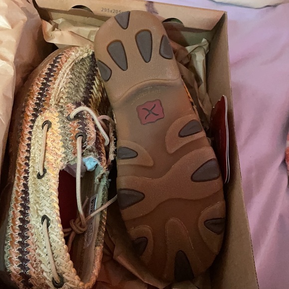 Shoes brand new - Picture 2 of 3